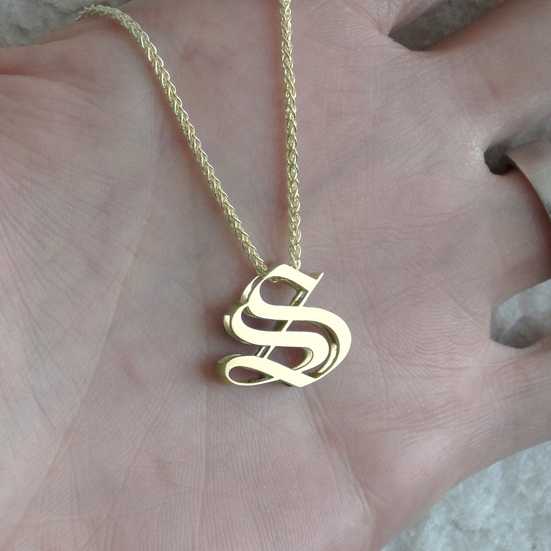 Colgante de inicial para hombre en oro 18k con fuente gótica