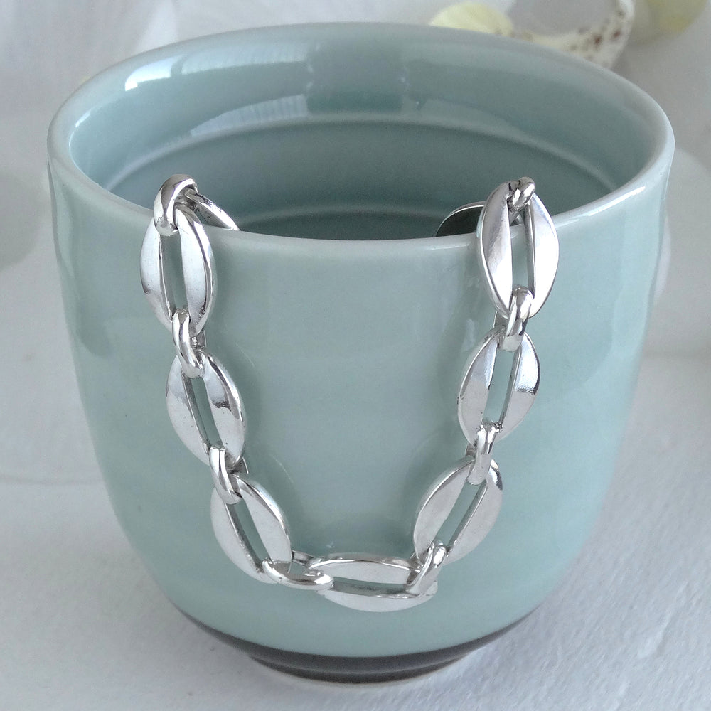 Detalle de eslabones ovalados de la pulsera artesanal