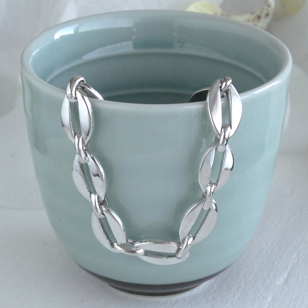 Detalle de eslabones ovalados de la pulsera artesanal