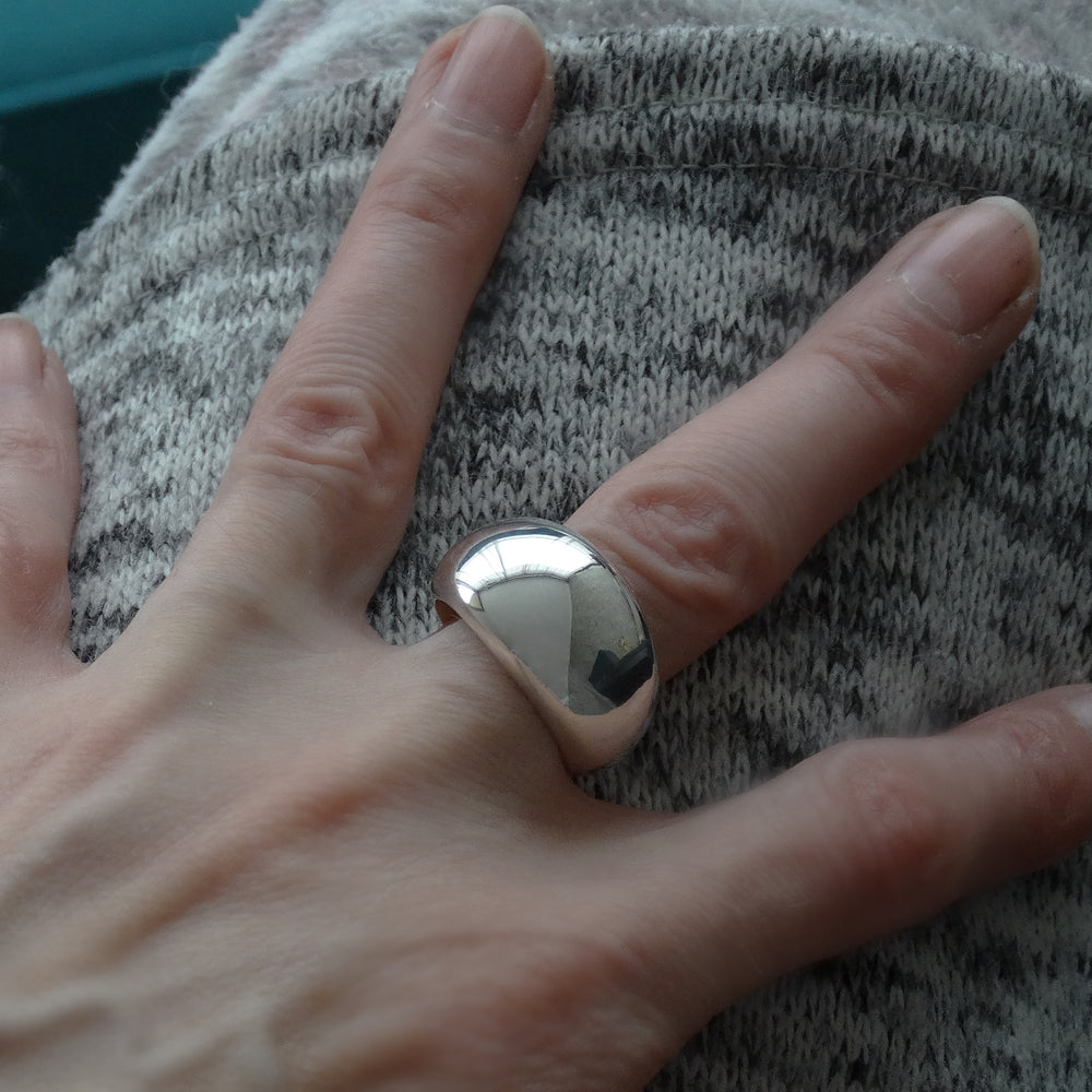 Anillo abombado estilo bombé clásico en plata 950