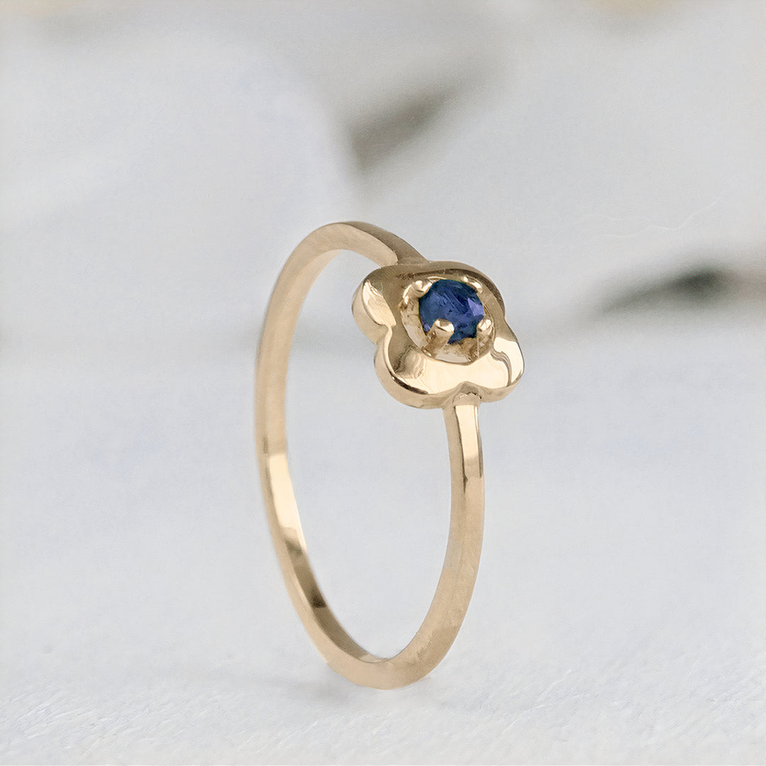 Anillo minimalista con flor y zafiros azul hecho en oro 18k