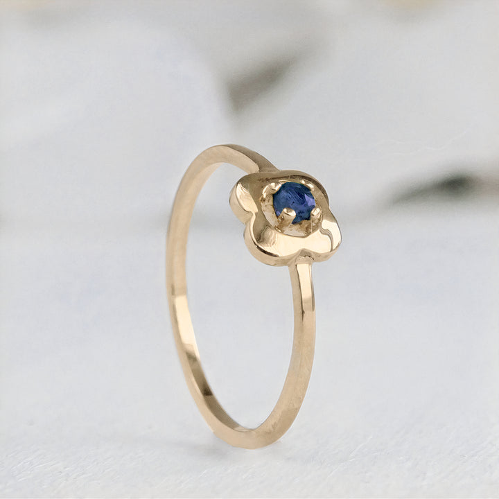 Anillo minimalista con flor y zafiros azul hecho en oro 18k