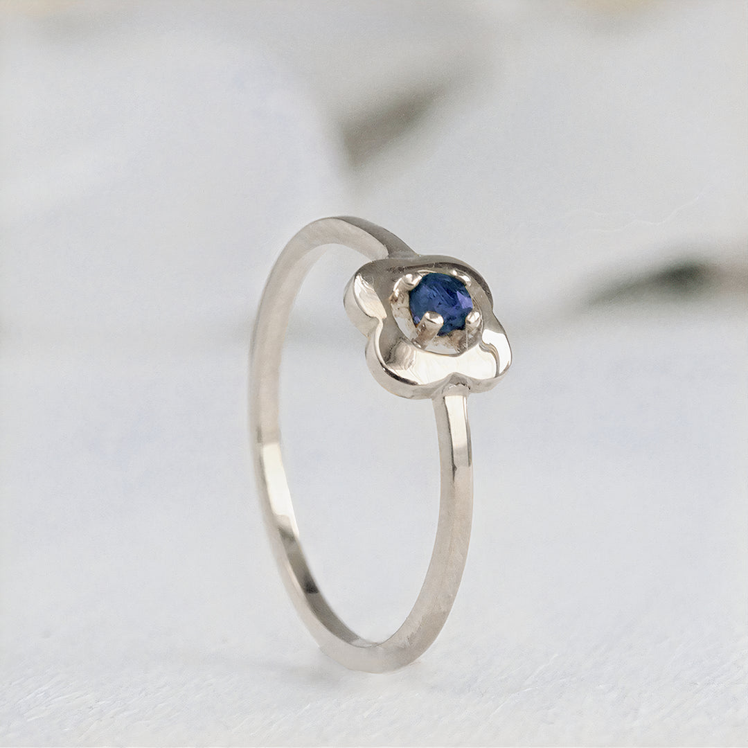 Delicado anillo estilo boho con flor en oro blanco 18k