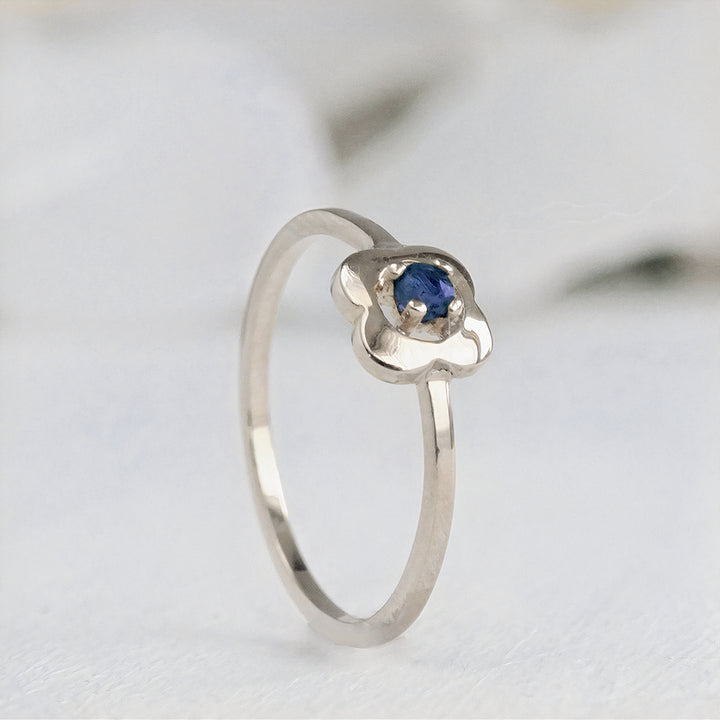 Delicado anillo estilo boho con flor en oro blanco 18k