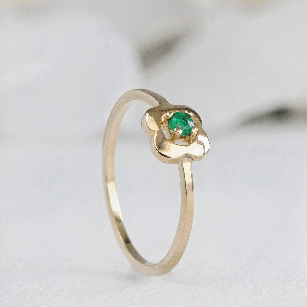 Anillo apilable con diseño de flor con esmeralda para mujer hecho en oro 18k 