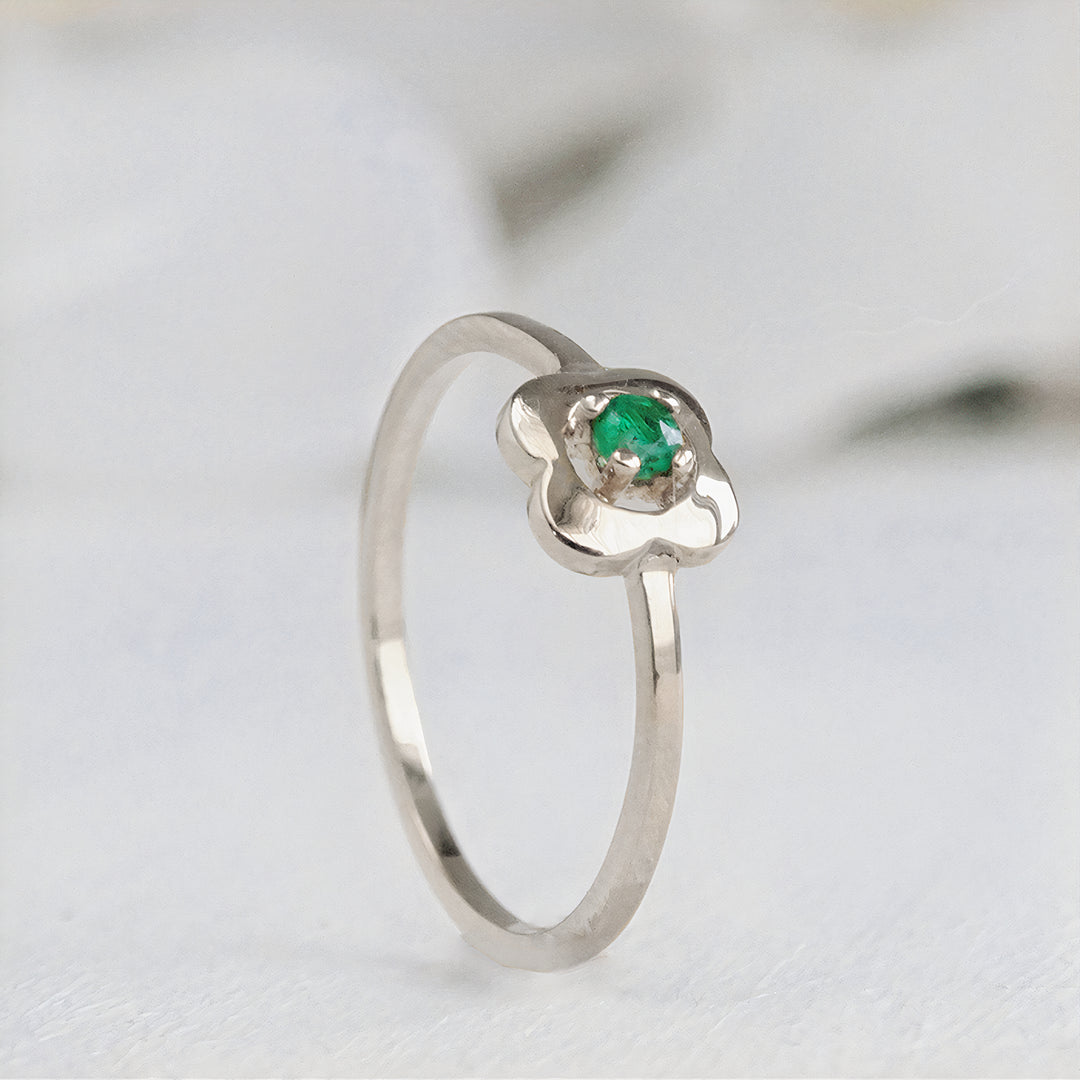 Anillo delicado con flor de oro blanco 18k y esmeralda