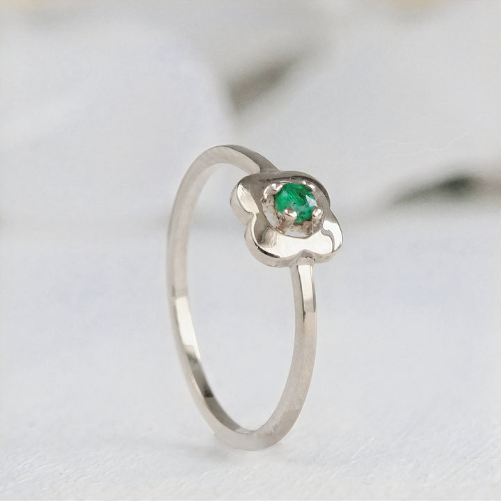 Anillo delicado con flor de oro blanco 18k y esmeralda