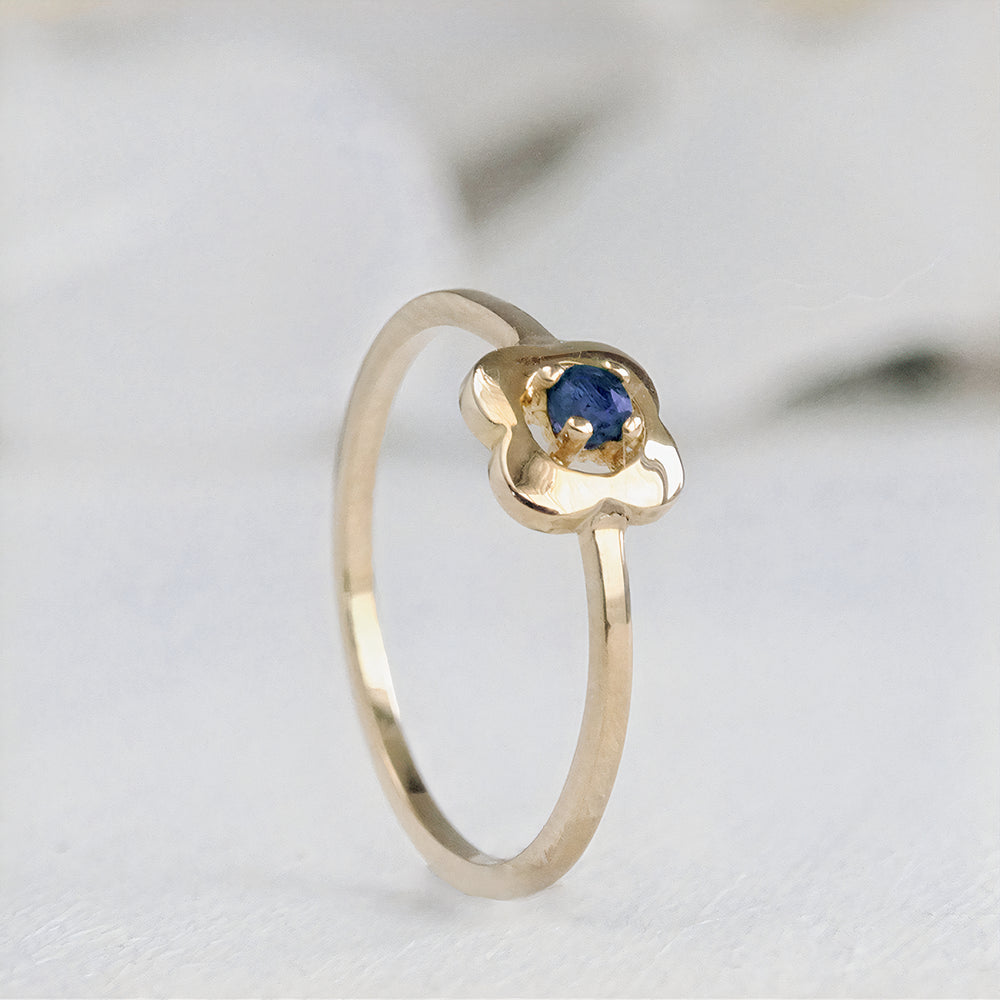 Anillo de compromiso estilo boho con zafiro hecho en oro 18k