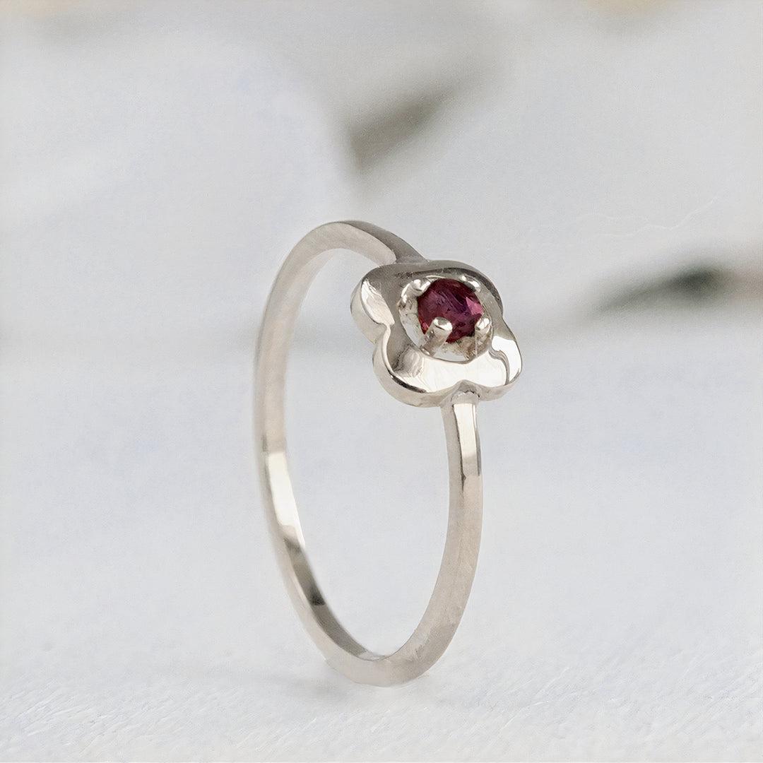 Anillo minimalista de oro blanco 18k y rubí natural