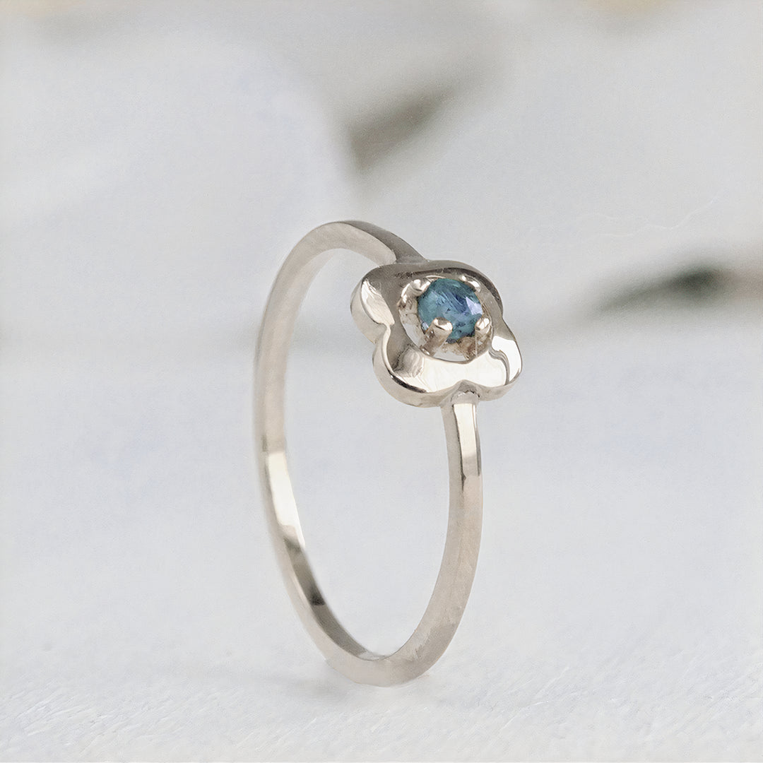 Anillo de oro blanco 18k con piedra preciosa natural