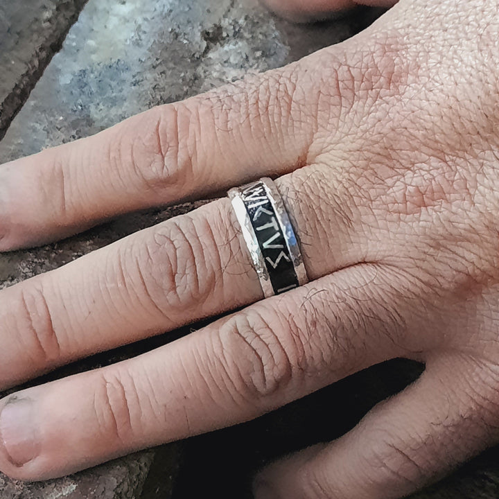 vista de anillo tipo argolla ancha con mensaje personalizado en mano