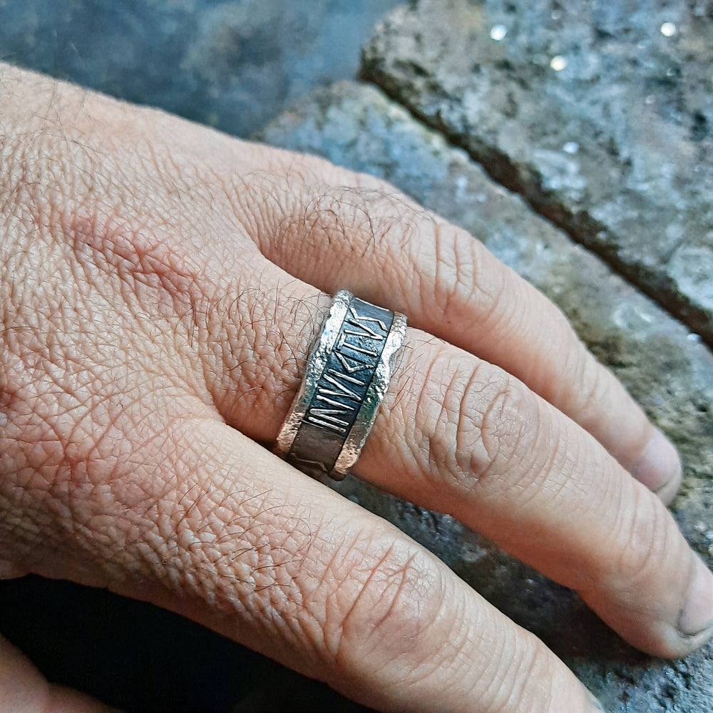 Vista de anillo personalizable en plata para hombre en mano