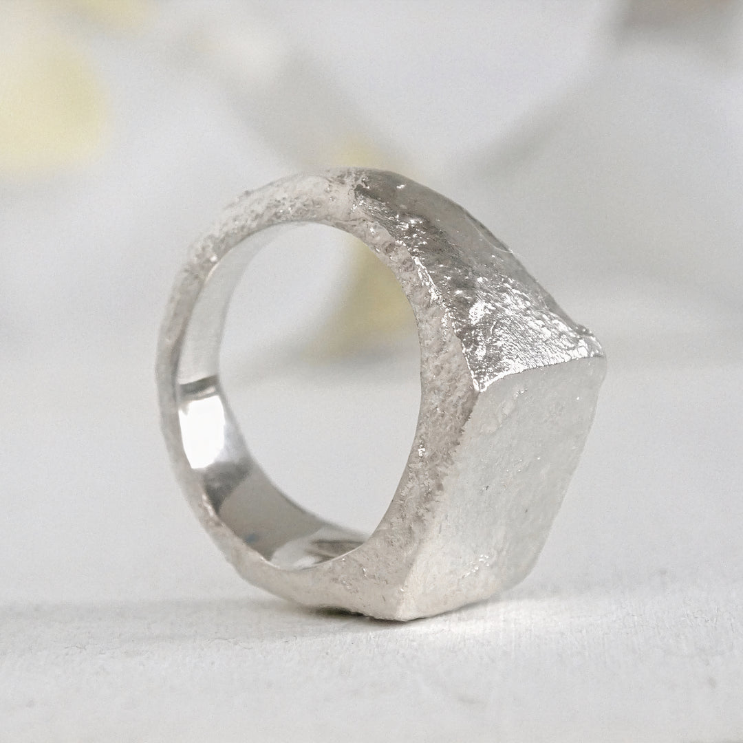  Anillo de sello artesanal para mujer en plata 950 con textura rústica