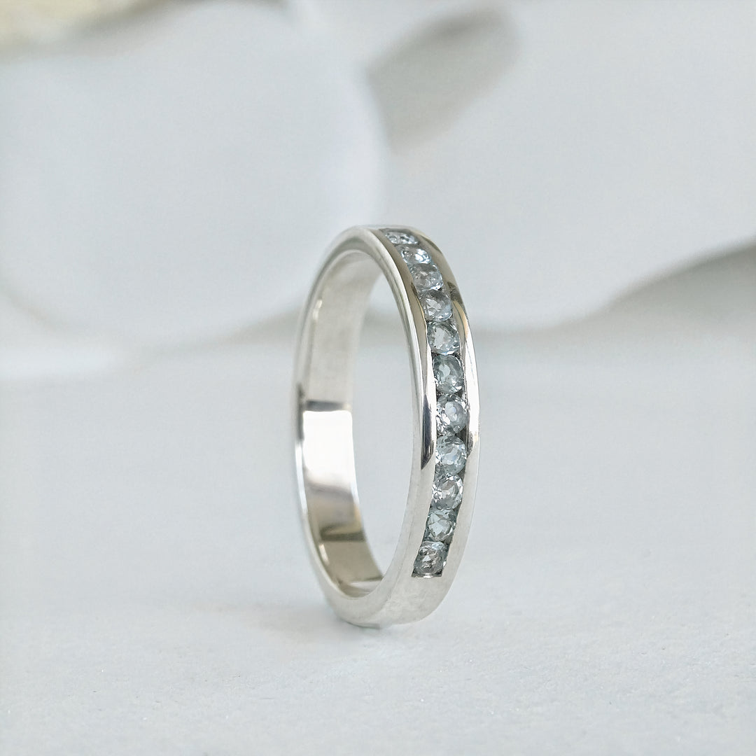 anillo de compromiso clásico perfil bajo para mujer