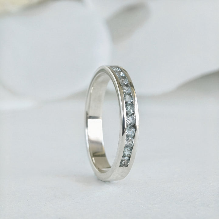 anillo de compromiso clásico perfil bajo para mujer
