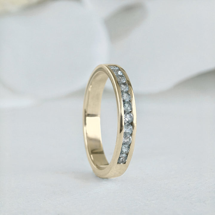 anillo de compromiso con piedras que no se engancha