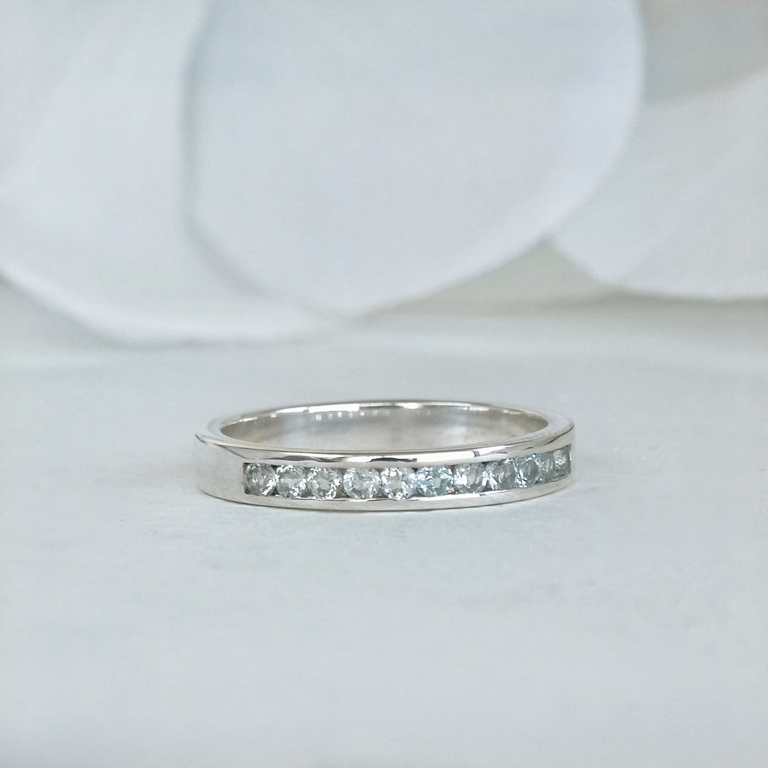 anillo de compromiso recto con piedras