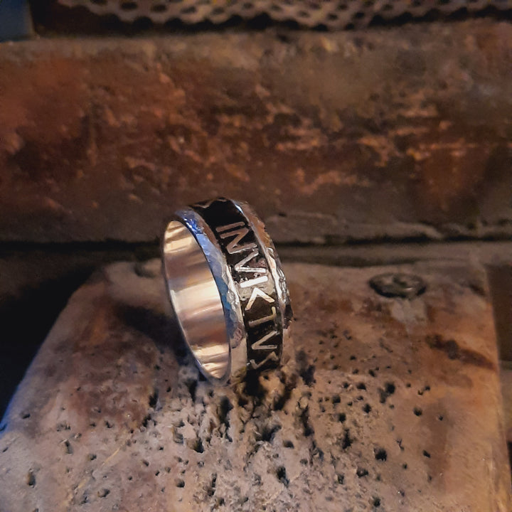 anillo martillado hacho en plata para hombre con mensaje personalizable en fondo negro