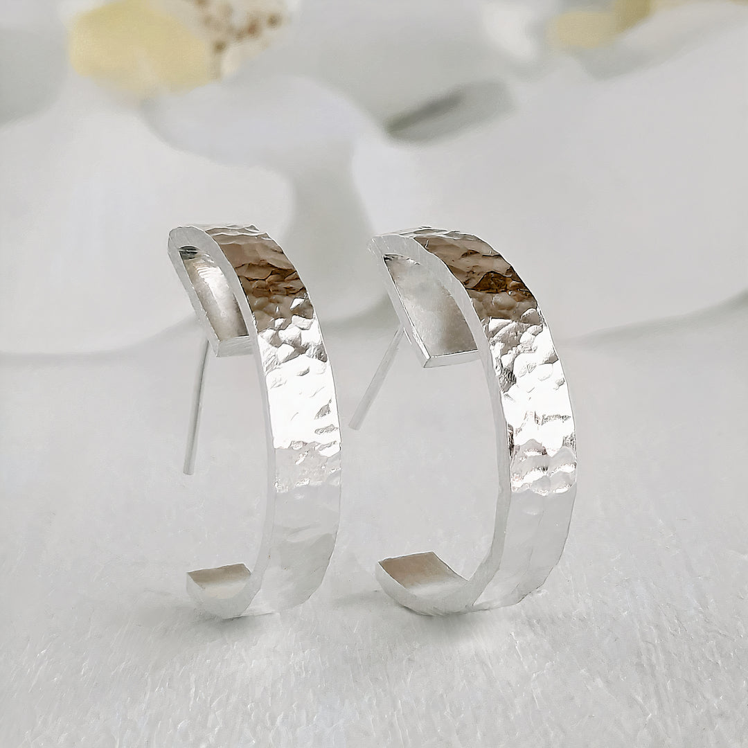 Aros de plata tipo argollas grandes con textura martillada