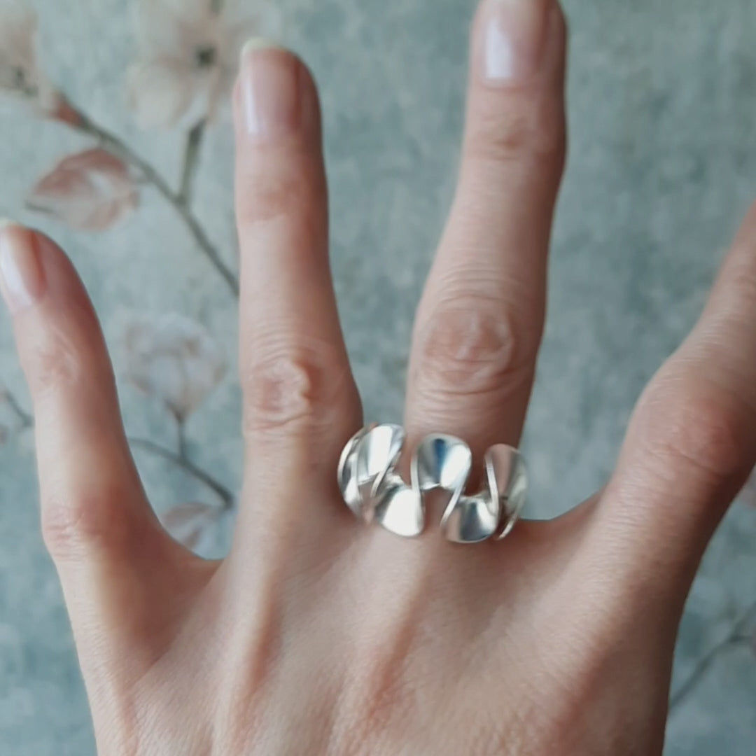 Anillo moderno para mujer con forma de ondas