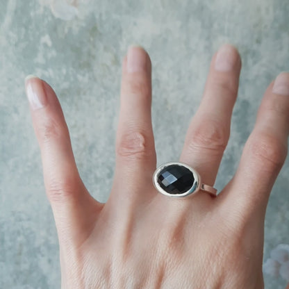 Anillo de plata minimalista con espinel negro