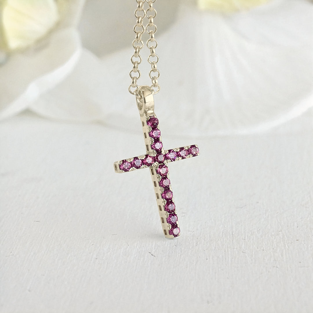 Cruz de oro con piedras naturales