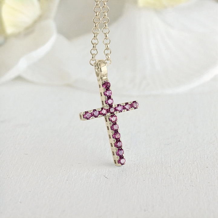 Cruz de oro con piedras naturales