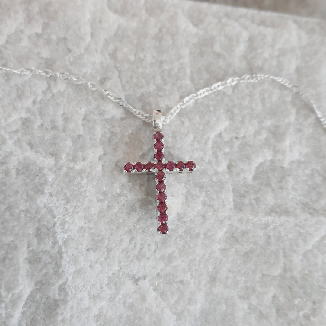 joya cruz con piedras de colores en plata