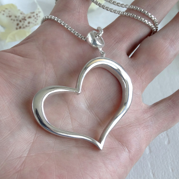 Detalle del colgante de corazón mostrando su volumen abombado y balier superior