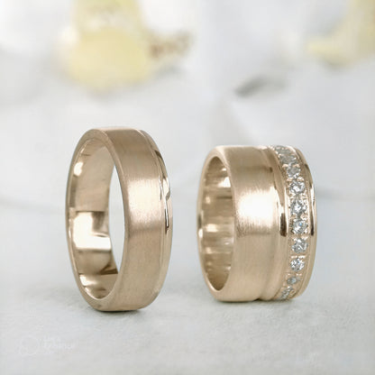 Argollas de matrimonio planas con cintillo de moissanitas hechas en oro 18k