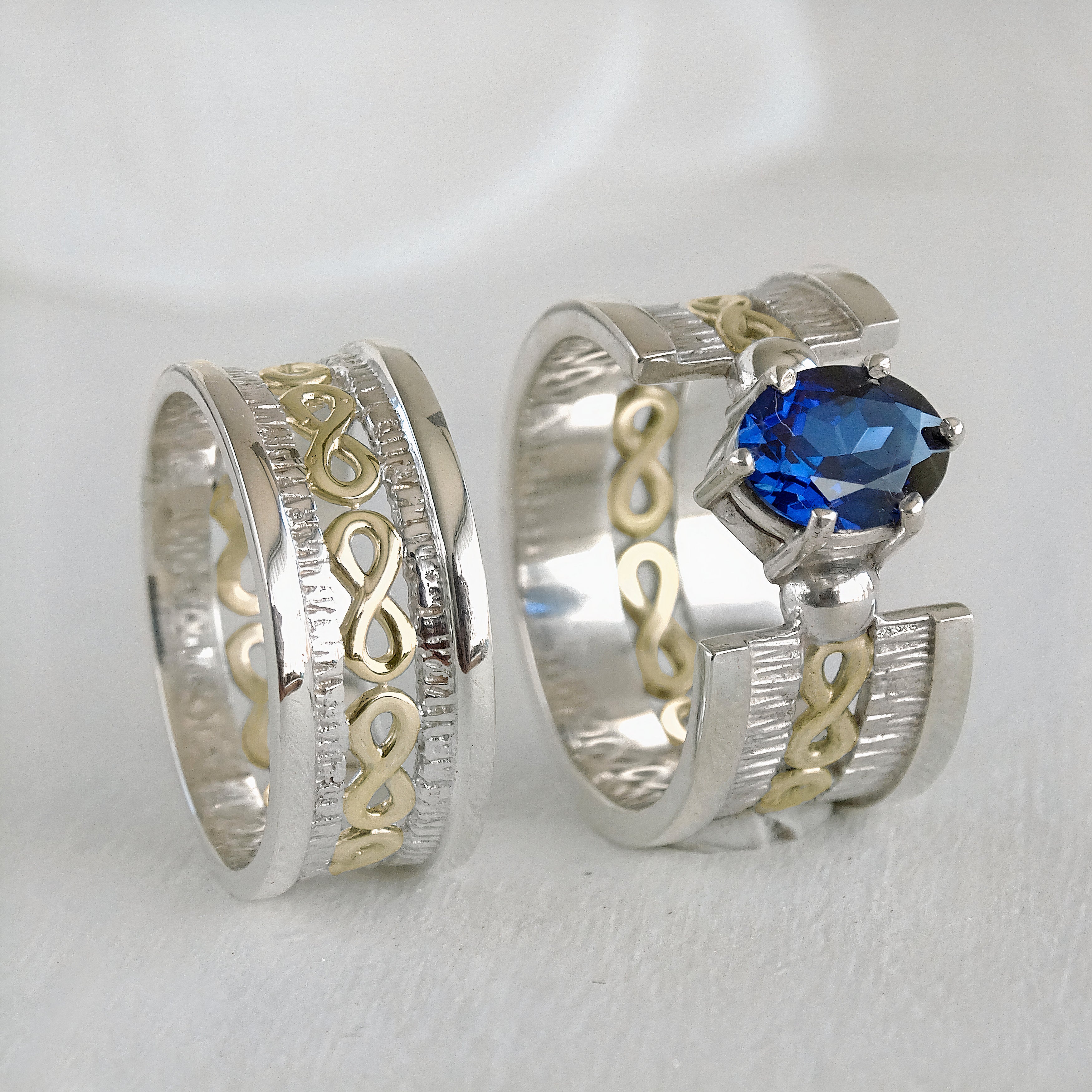 Argollas de matrimonio bicolor con infinitos y piedra oro y plata