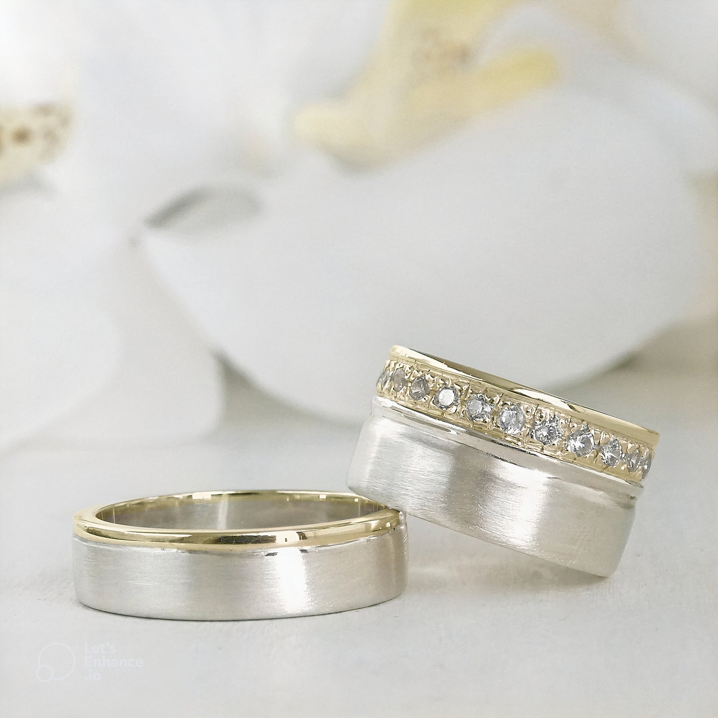 Argollas de matrimonio planas con cintillo de moissanitas bicolor en oro 18k y plata 950