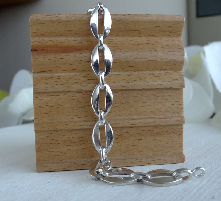 Pulsera de eslabones ovales planos hecha en plata