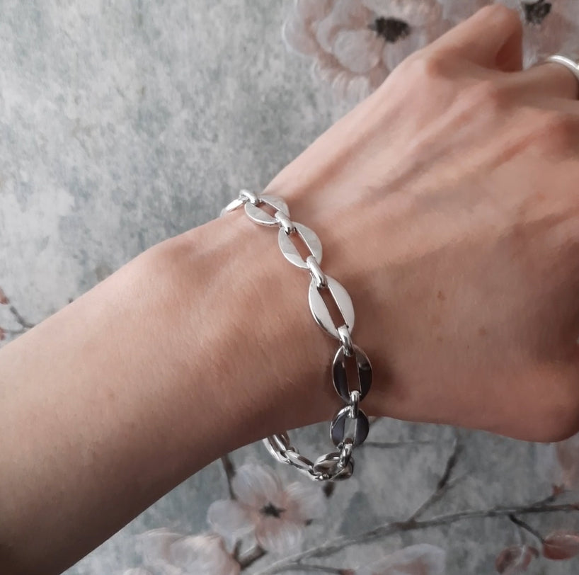Mujer usando pulsera de plata de diseño minimalista