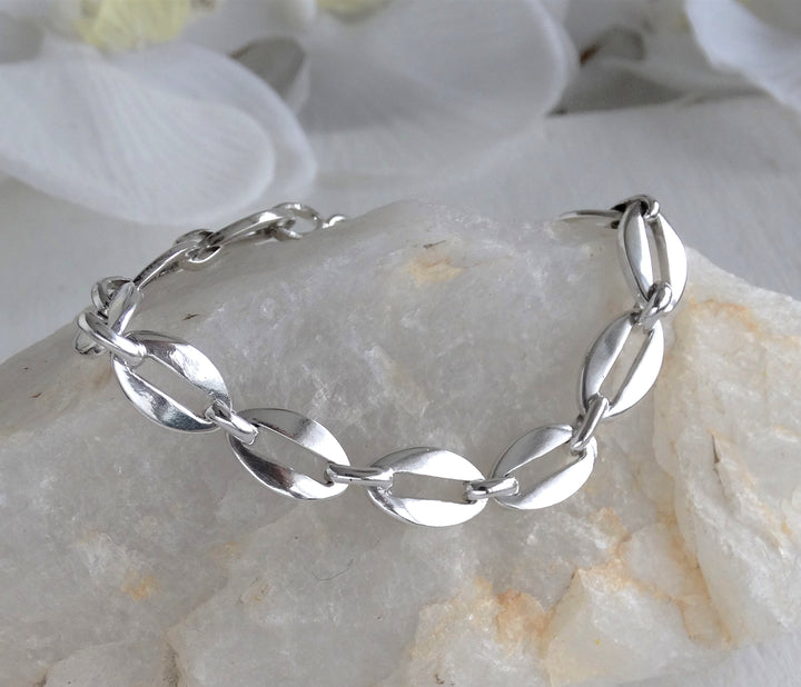 Acercamiento pulsera de plata para mujer con eslabones planos